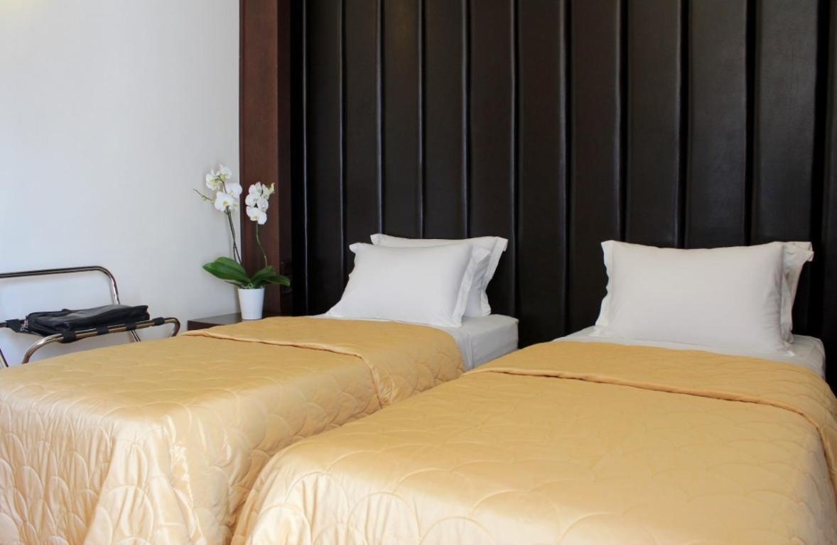 Galaxy Art Hotel โอราโยกาสโตร ภายนอก รูปภาพ
