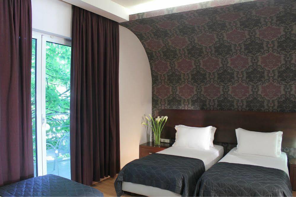 Galaxy Art Hotel โอราโยกาสโตร ภายนอก รูปภาพ